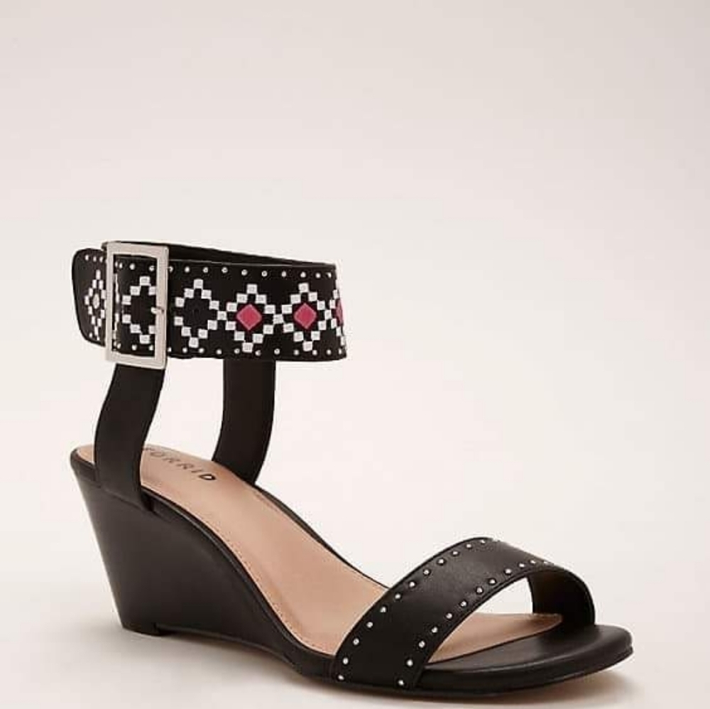 NWOT Torrid Black Wedge Stud Sandals - Picture 2 of 8